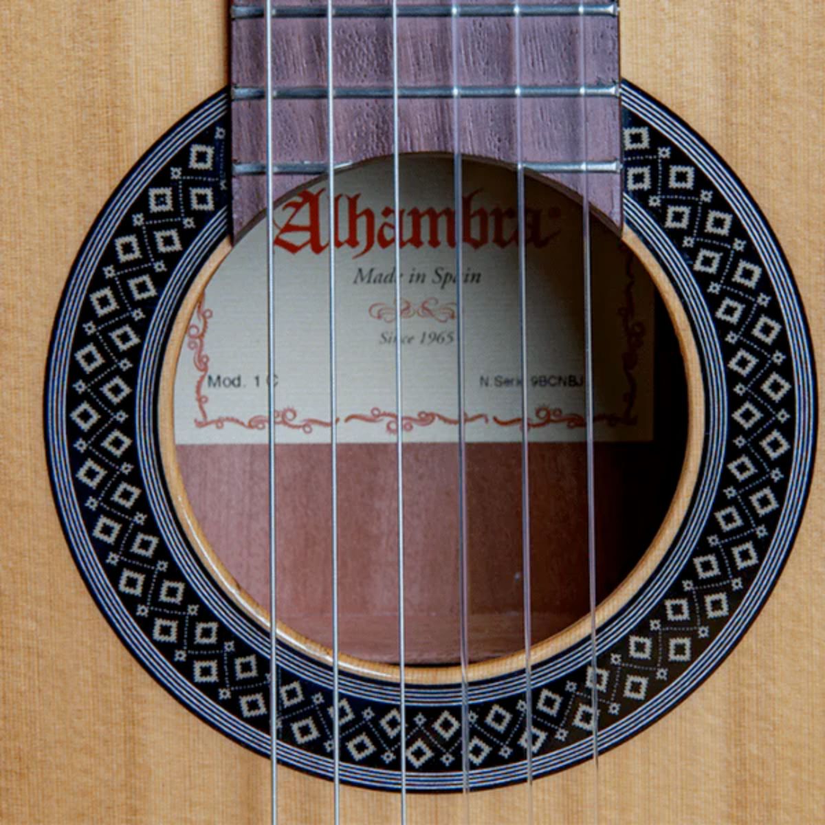 chitarra classica alhambra 1c ht open box vista della buca