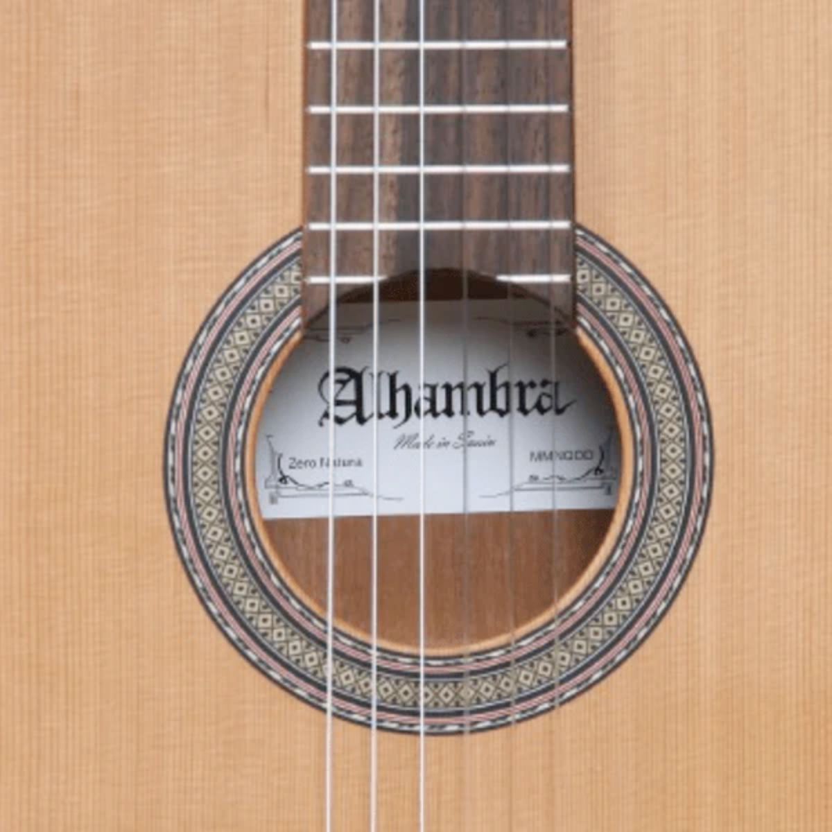 chitarra classica per principiante alhambra z nature con custodia vista della buca
