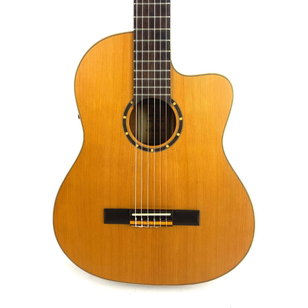 chitarra classica elettrificata ortega rce 131 usata vista del corpo
