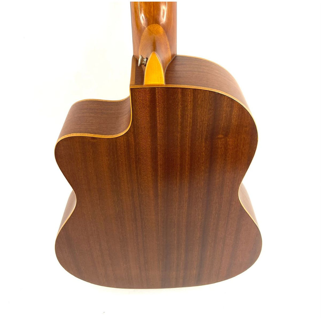 chitarra classica elettrificata ortega rce 131 usata vista del retro del manico