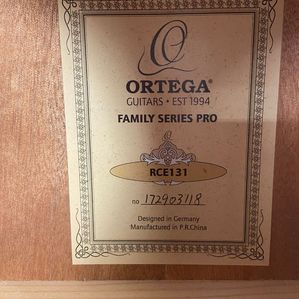 chitarra classica elettrificata ortega rce 131 usata vista dell'interno