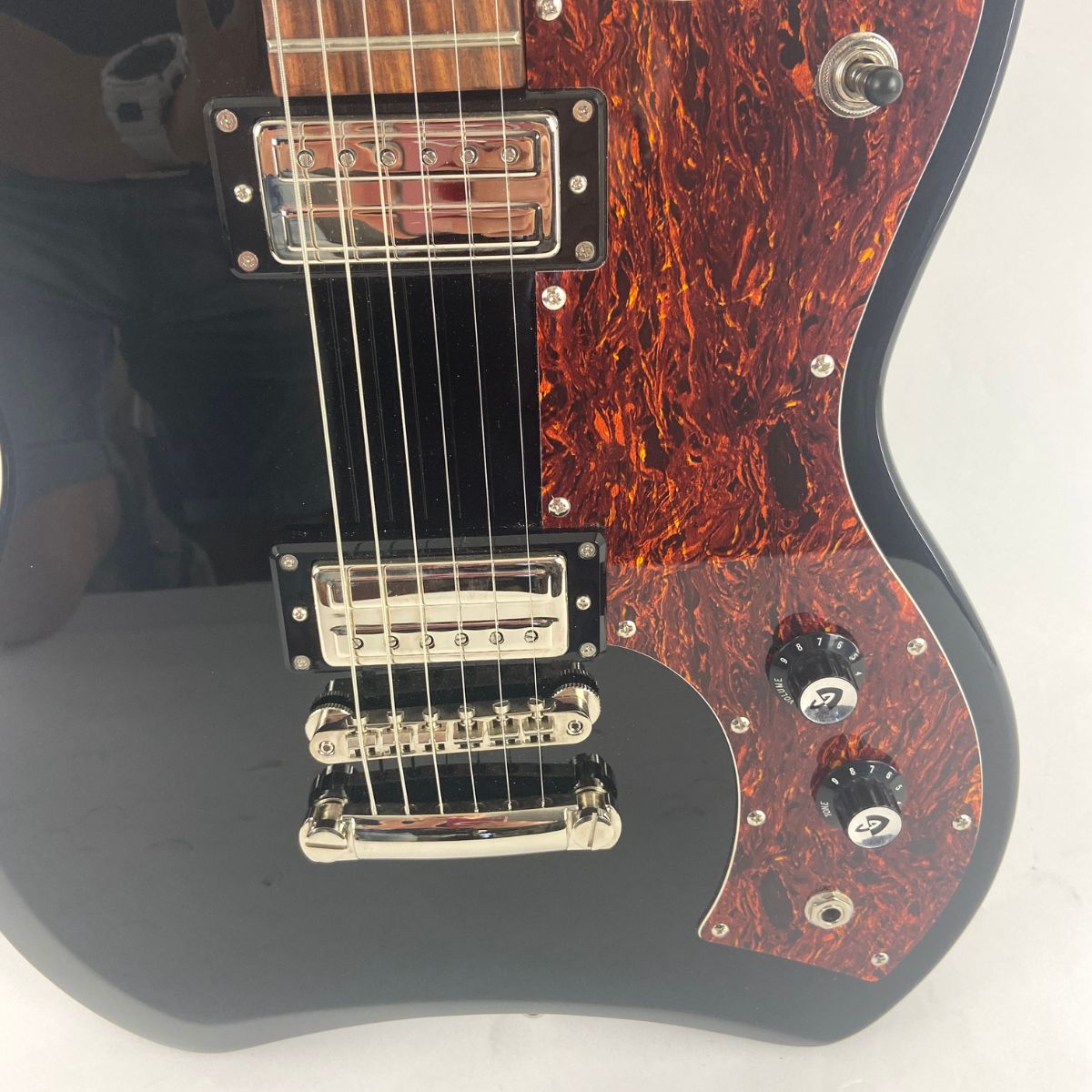chitarra elettrica guild jetstar st black usata vista dell'elettronica