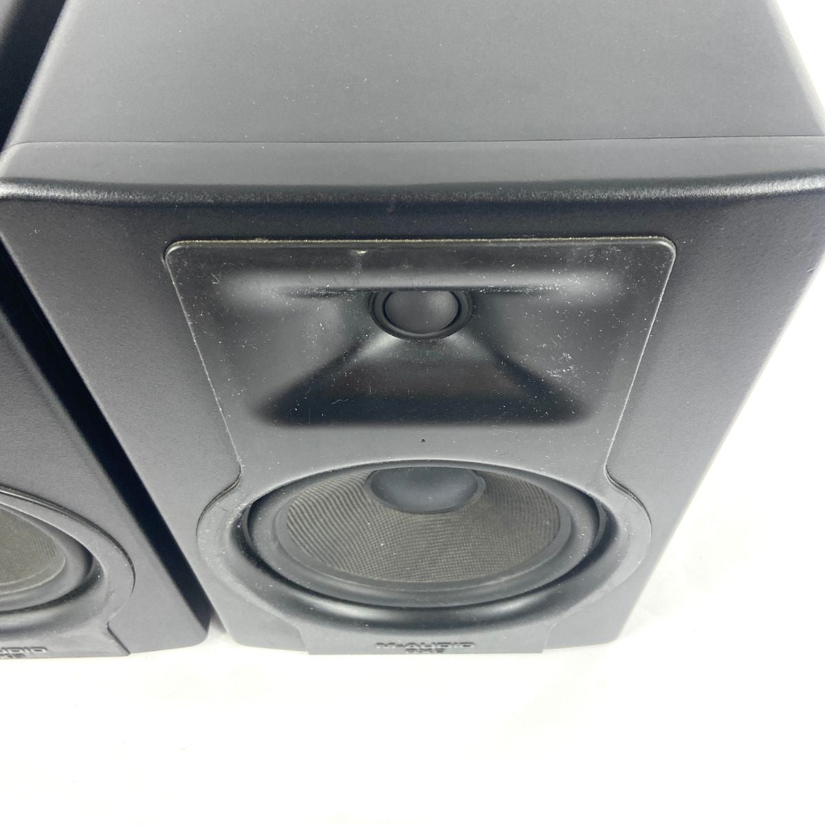 coppia monitor da studio m-audio bx8 d3 usati vista dettaglio plastiche