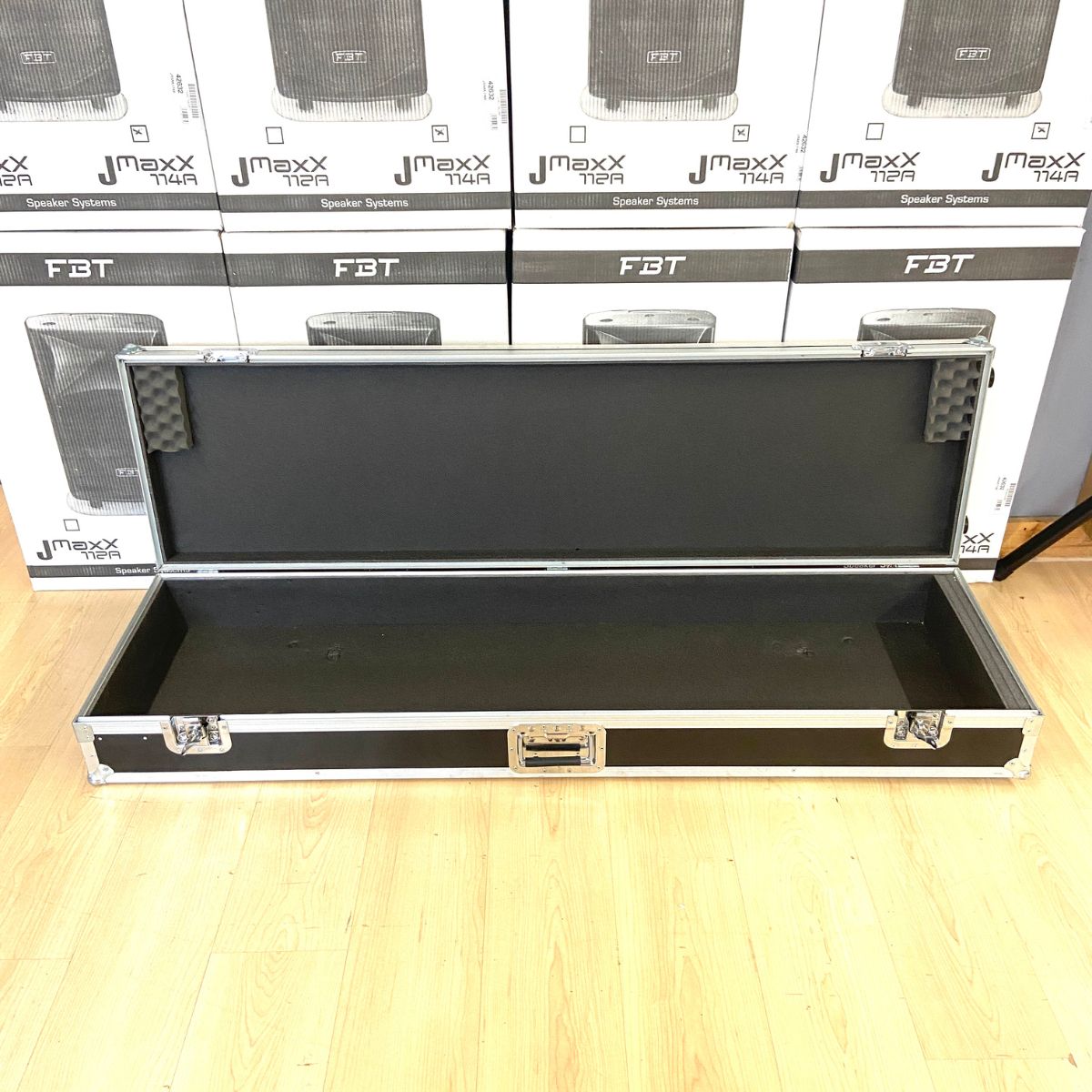 flight case per tastiera o piano 88 tasti con ruote alluminio e legno vista frontale aperto
