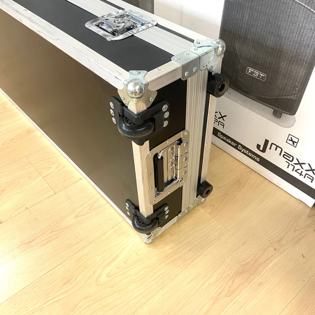 flight case per tastiera o piano 88 tasti con ruote alluminio e legno vista delle ruote
