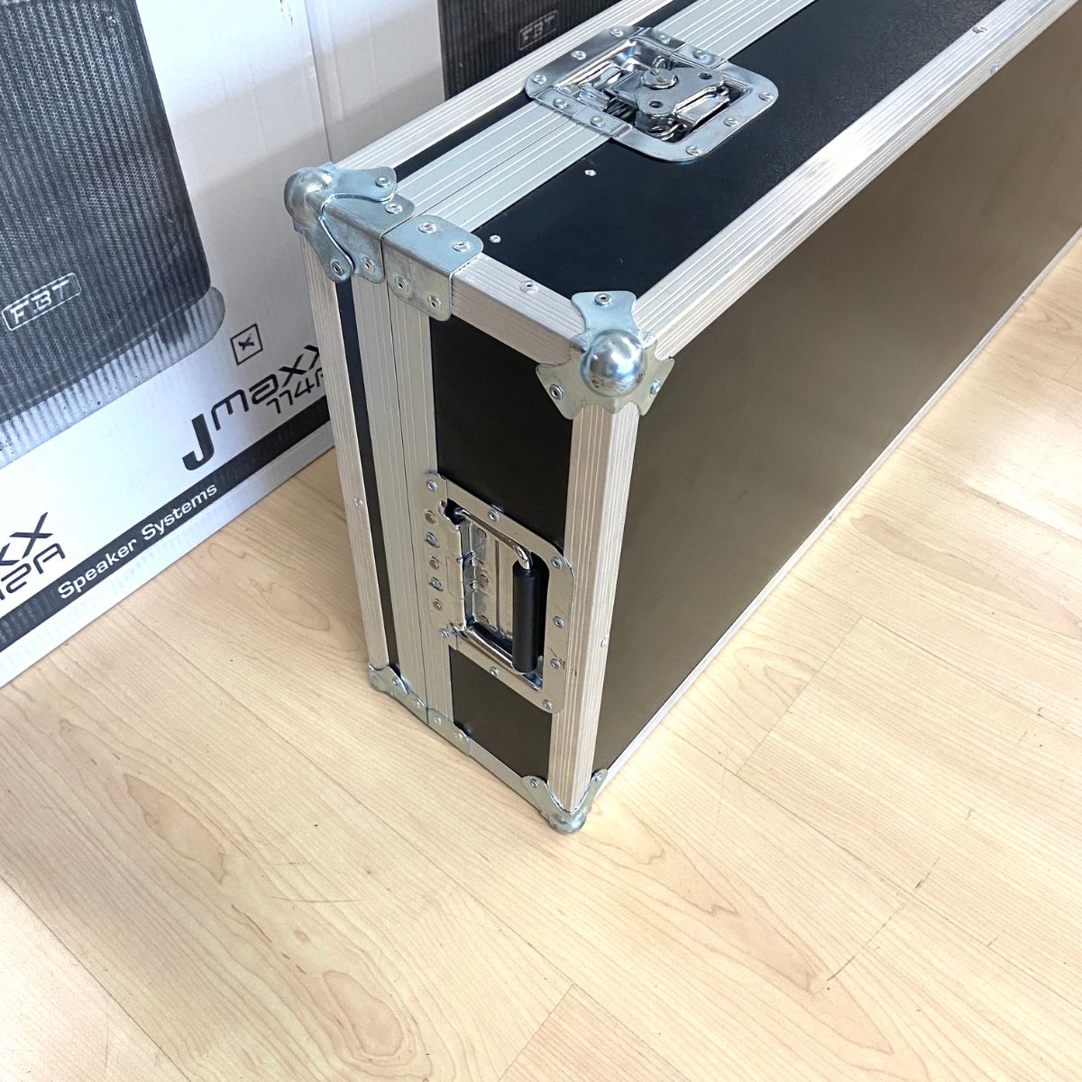 flight case per tastiera o piano 88 tasti con ruote alluminio e legno vista maniglia