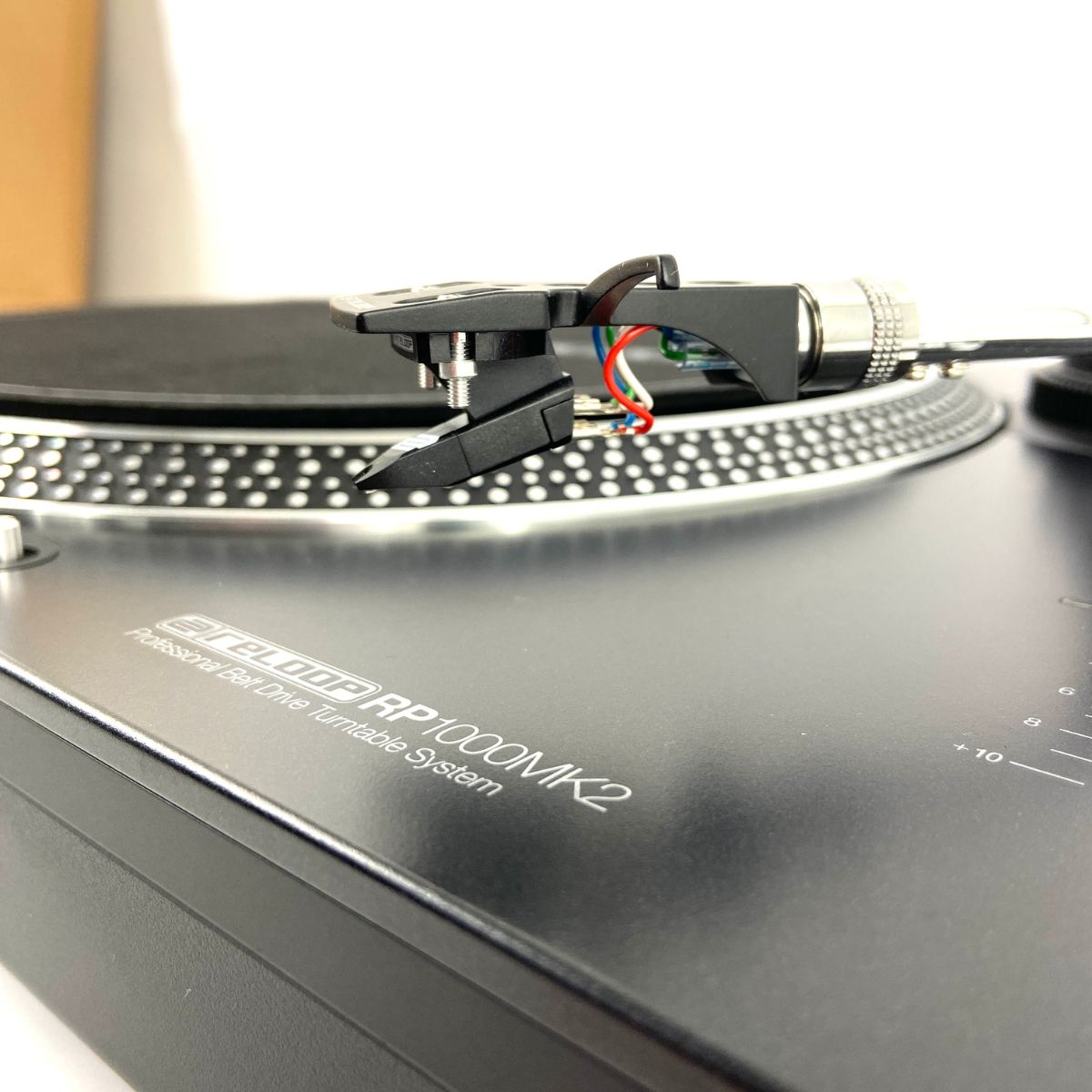 giradischi con trazione a cinghia da dj o ascolto reloop rp1000 mk2 usato vista della testina