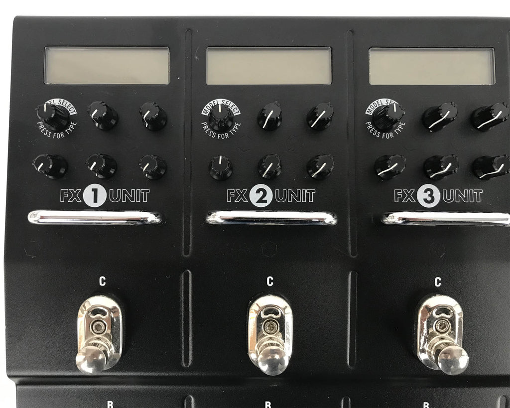 pedaliera multieffetto modeler per chitarra elettrica line6 m13 usata vista degli schermi digitali