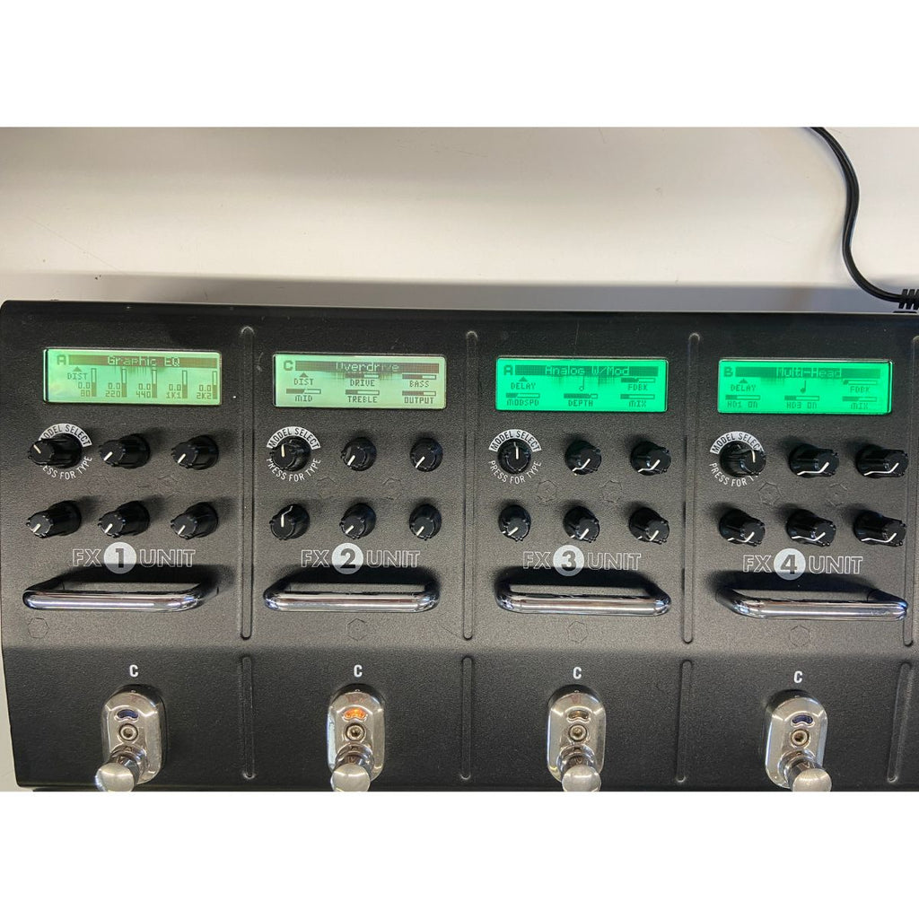 pedaliera multieffetto modeler per chitarra elettrica line6 m13 usata vista degli schermi