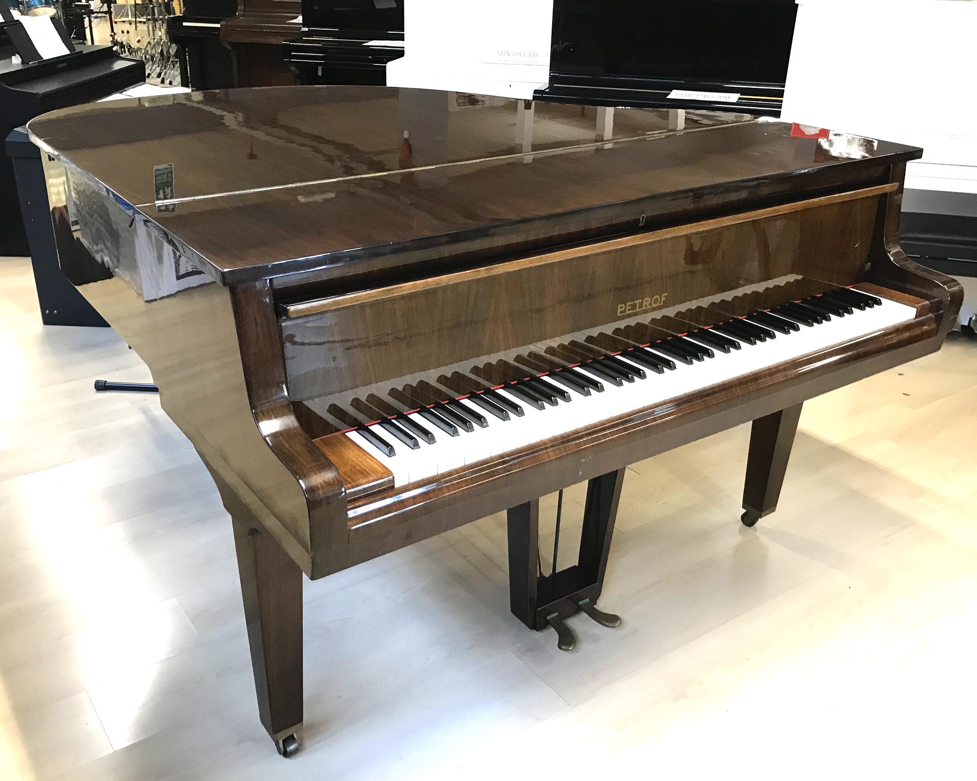 pianoforte a coda petrof mod v usato vista laterale chiuso