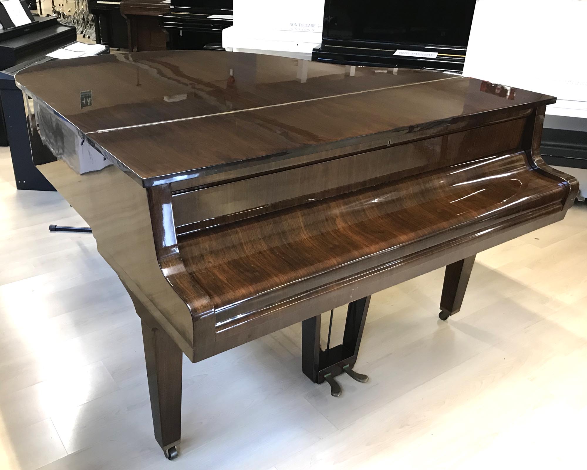 pianoforte a coda petrof mod v usato vista intera