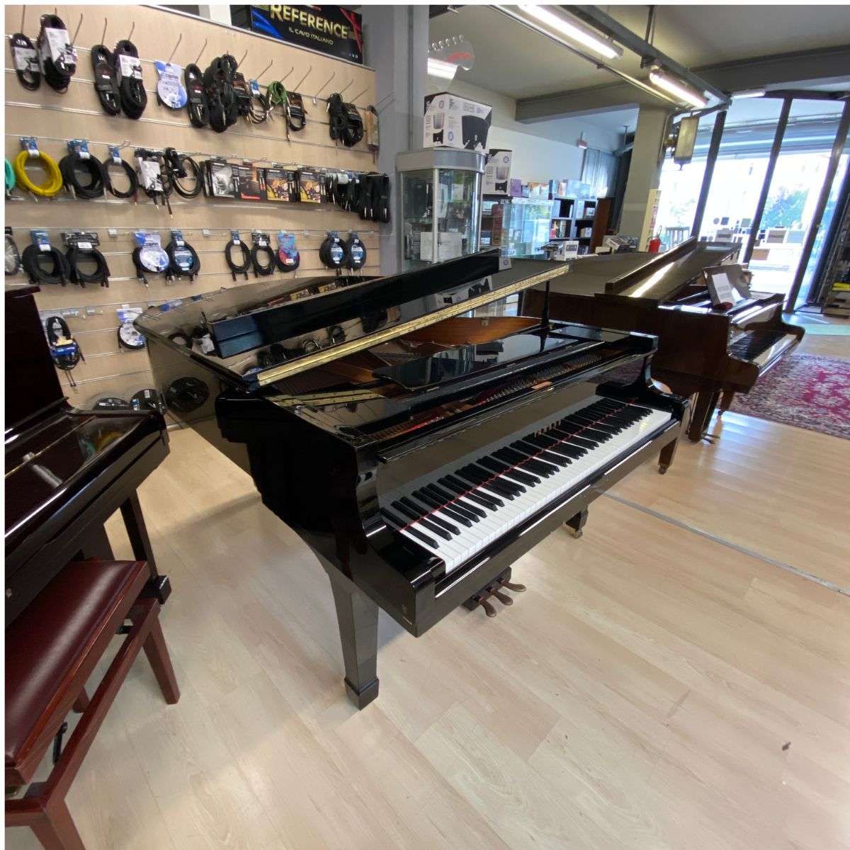 pianoforte acustico professionale a coda yamaha c3 usato 1997 matricola 5516239 vista laterale sx semiaperto con tastiera aperta