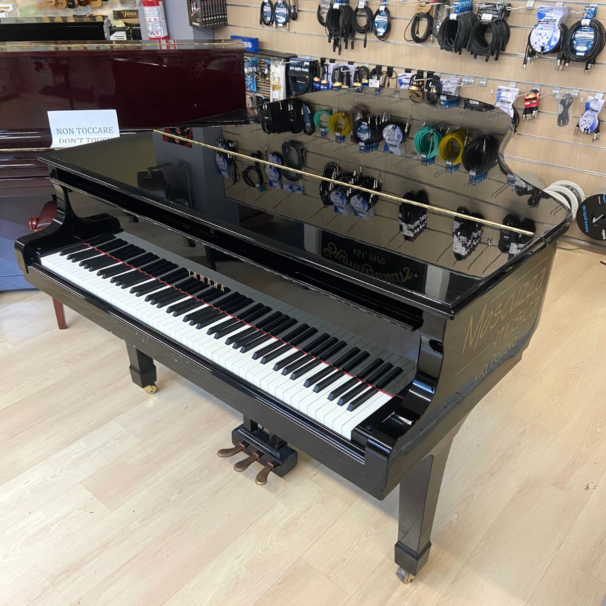 pianoforte acustico professionale a coda yamaha c3 usato 1997 matricola 5516239 vista laterale dx chiuso con tastiera aperta