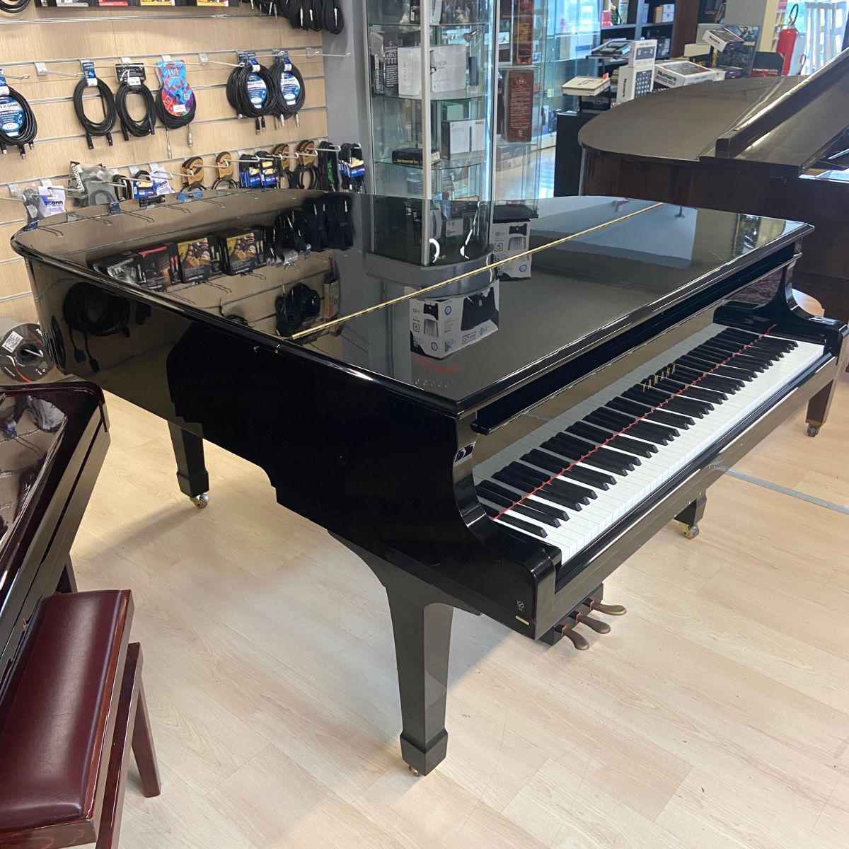 pianoforte acustico professionale a coda yamaha c3 usato 1997 matricola 5516239 vista laterale sx chiuso con tastiera aperta