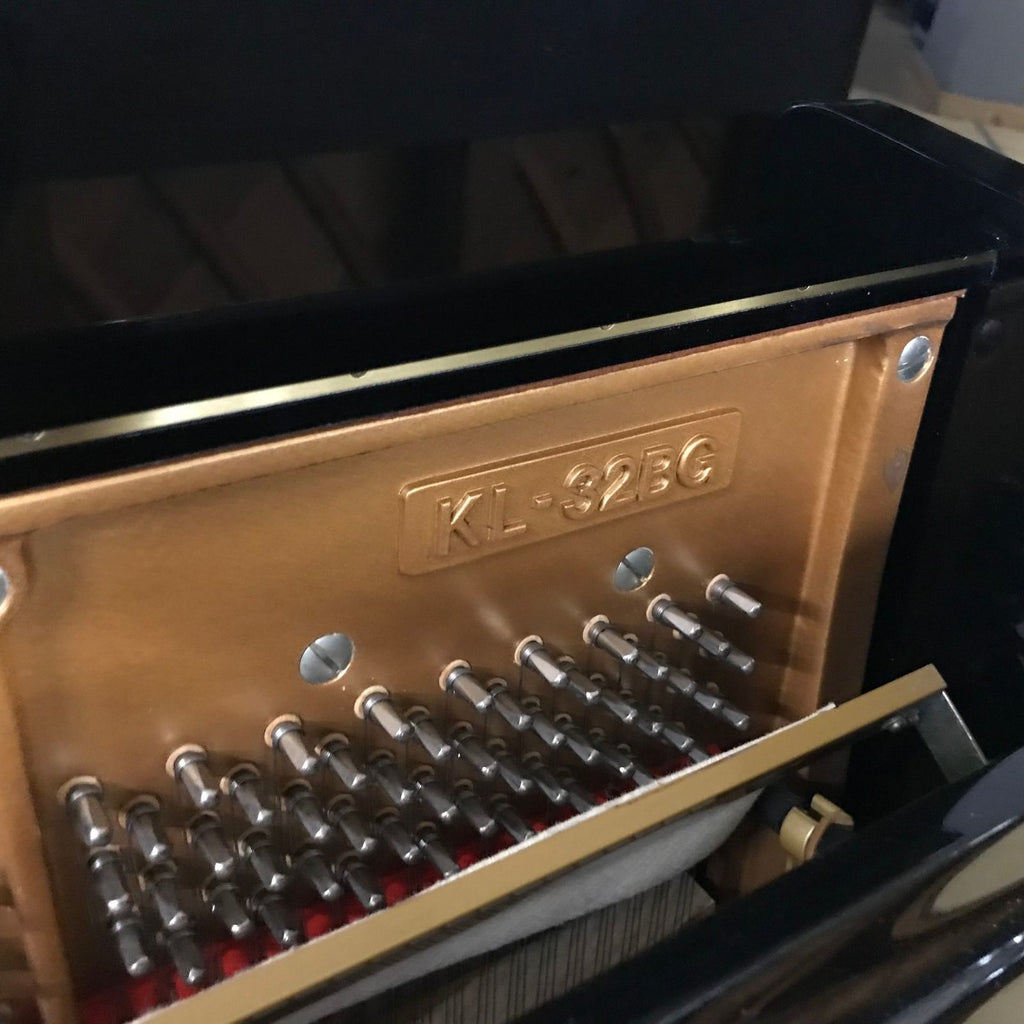 pianoforte acustico verticale nuovo ricondizionato kawai KL32G vista del modello
