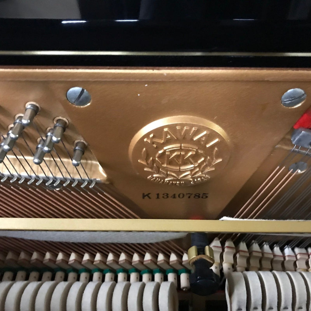 pianoforte acustico verticale nuovo ricondizionato kawai KL32G vista del seriale