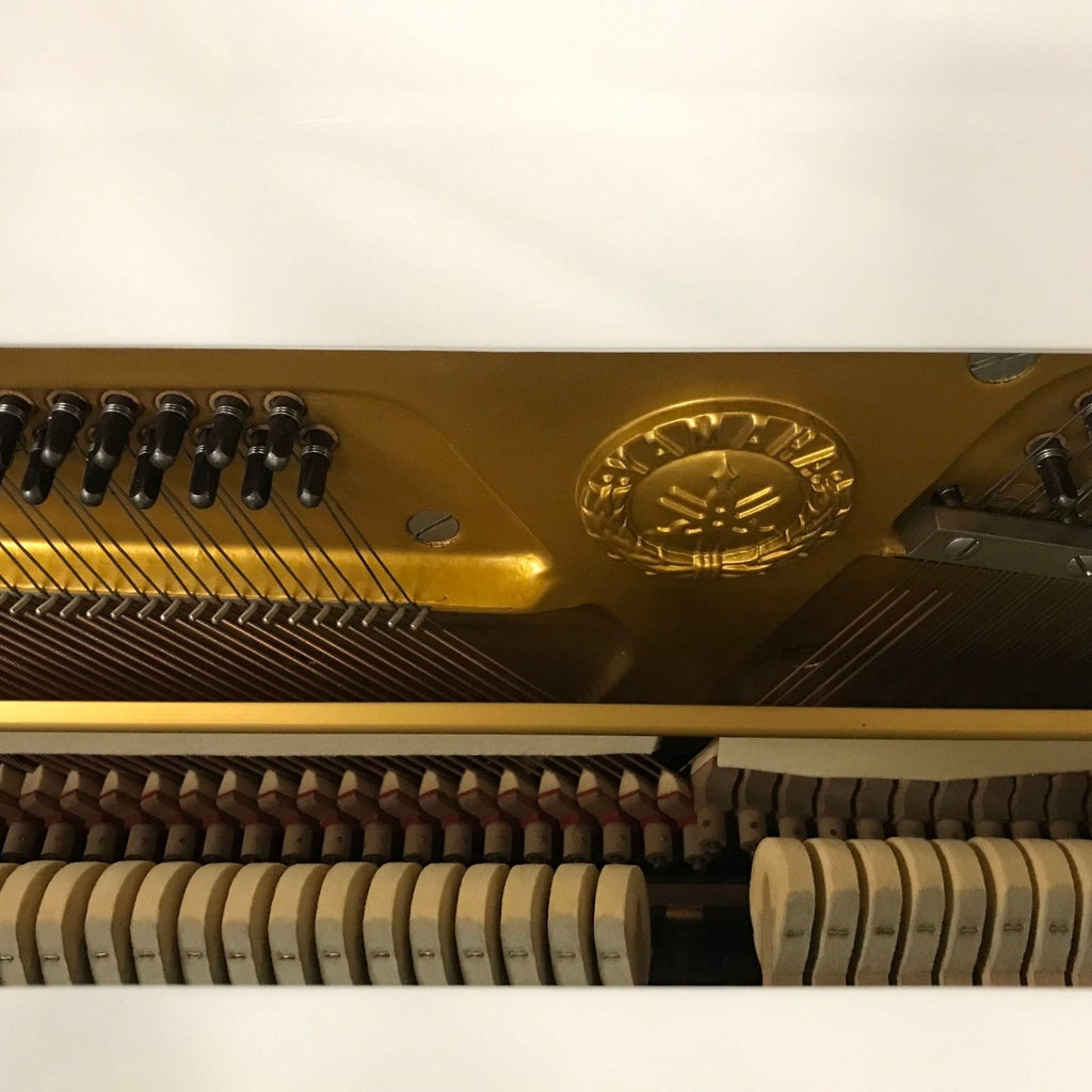 pianoforte acustico verticale nuovo ricondizionato Yamaha U1F bianco laccato vista della meccanica