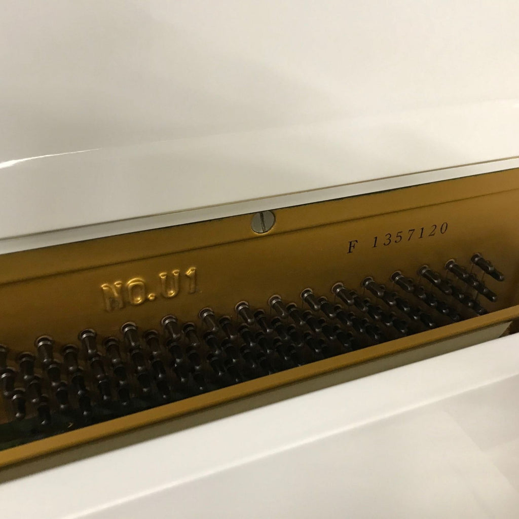 pianoforte acustico verticale nuovo ricondizionato Yamaha U1F bianco laccato vista del seriale