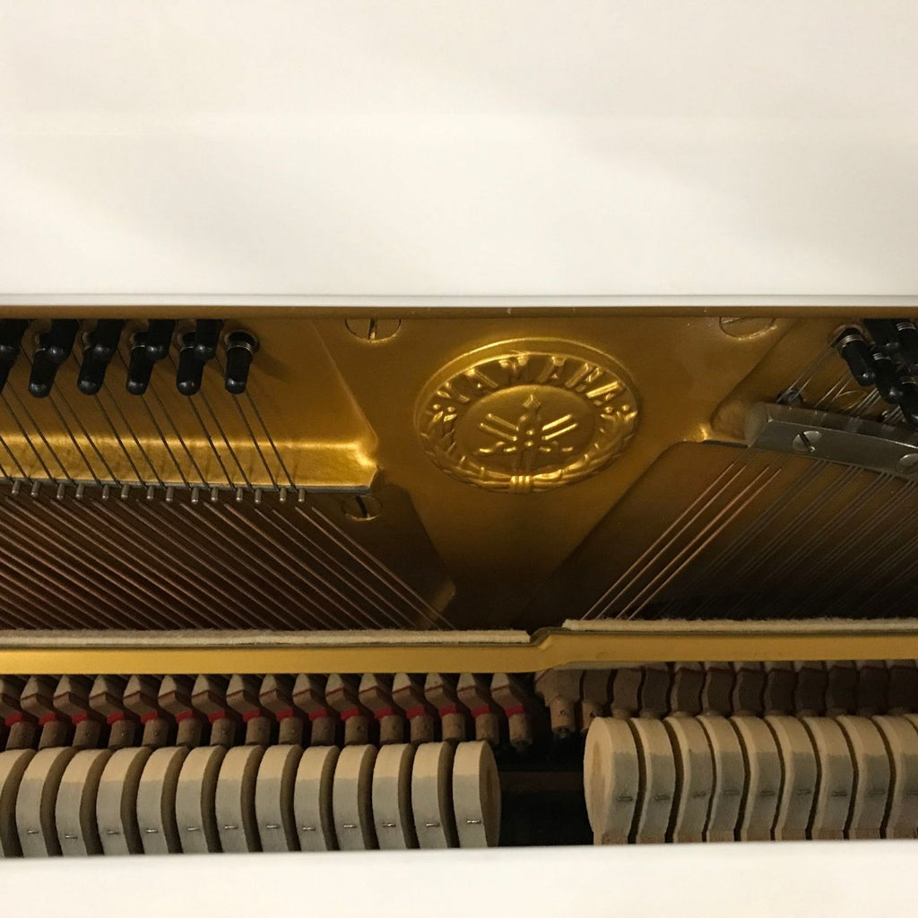 pianoforte acustico verticale nuovo ricondizionato yamaha U1H bianco vista della meccanica
