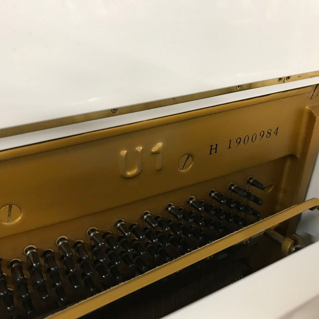 pianoforte acustico verticale nuovo ricondizionato yamaha U1H bianco vista del seriale