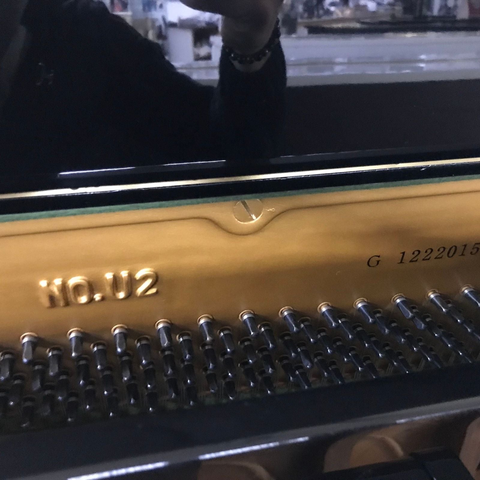 pianoforte acustico verticale nuovo ricondizionato yamaha U2G vista del seriale