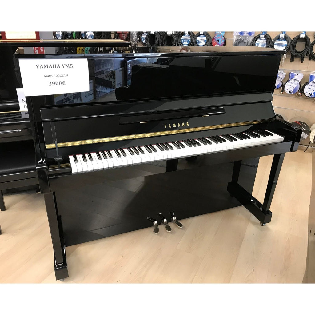 pianoforte acustico verticale nuovo ricondizionato yamaha YM5 vista frontale aperto
