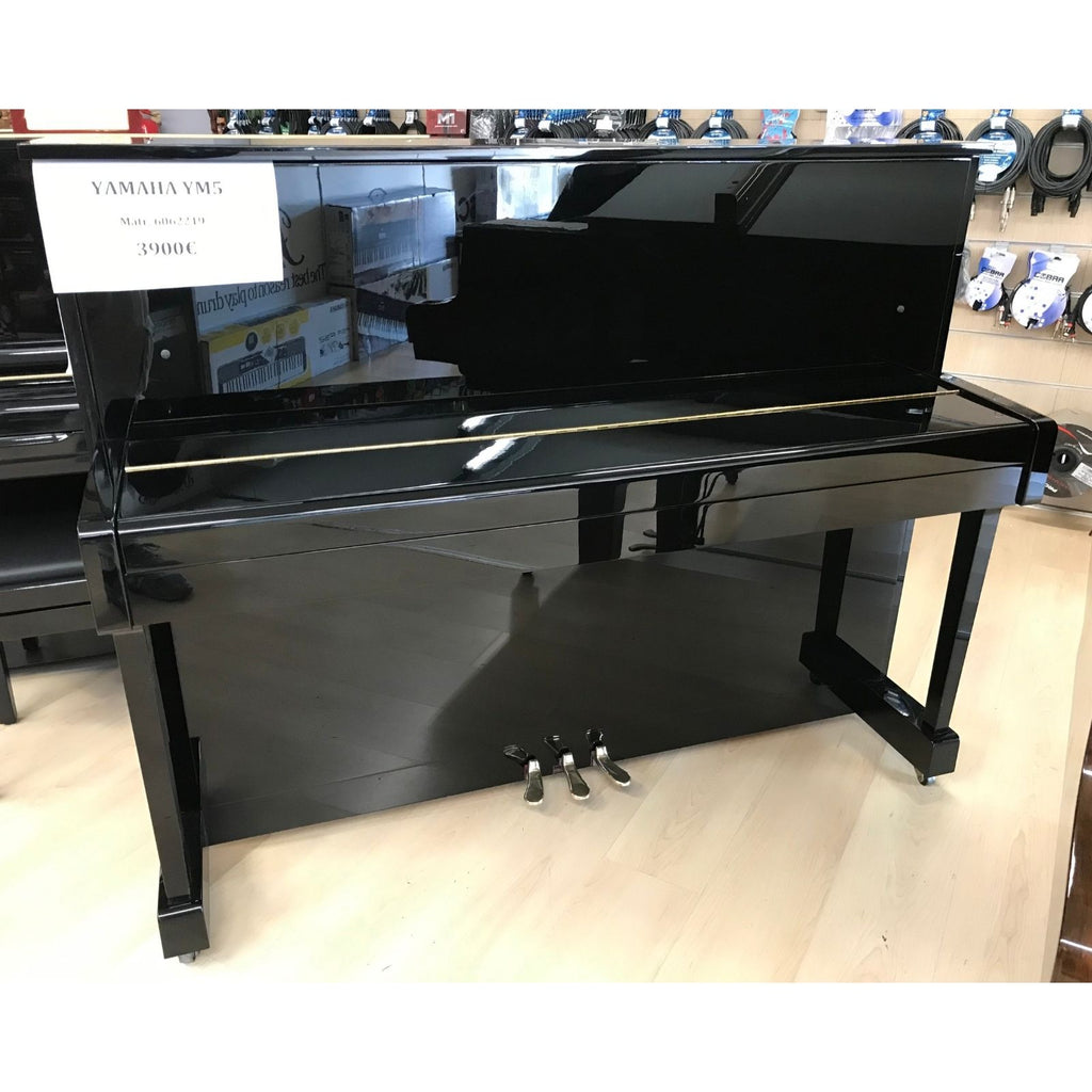 pianoforte acustico verticale nuovo ricondizionato yamaha YM5 vista frontale chiuso