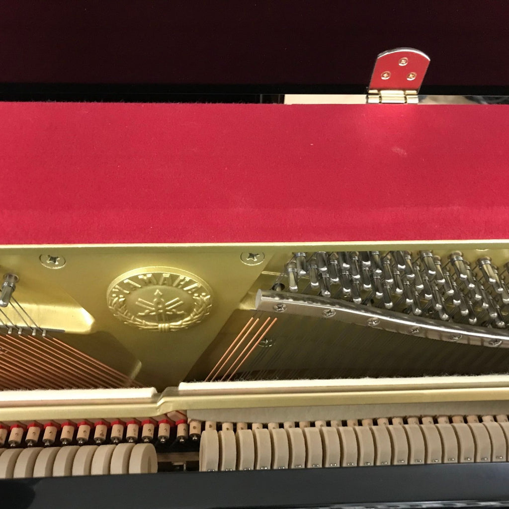 pianoforte acustico verticale nuovo ricondizionato yamaha YM5 vista della meccanica
