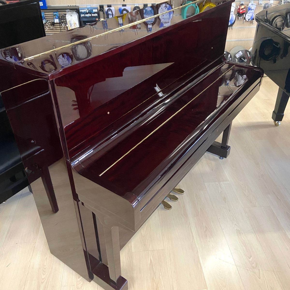 pianoforte acustico verticale Steiner BS118 usato vista laterale chiuso