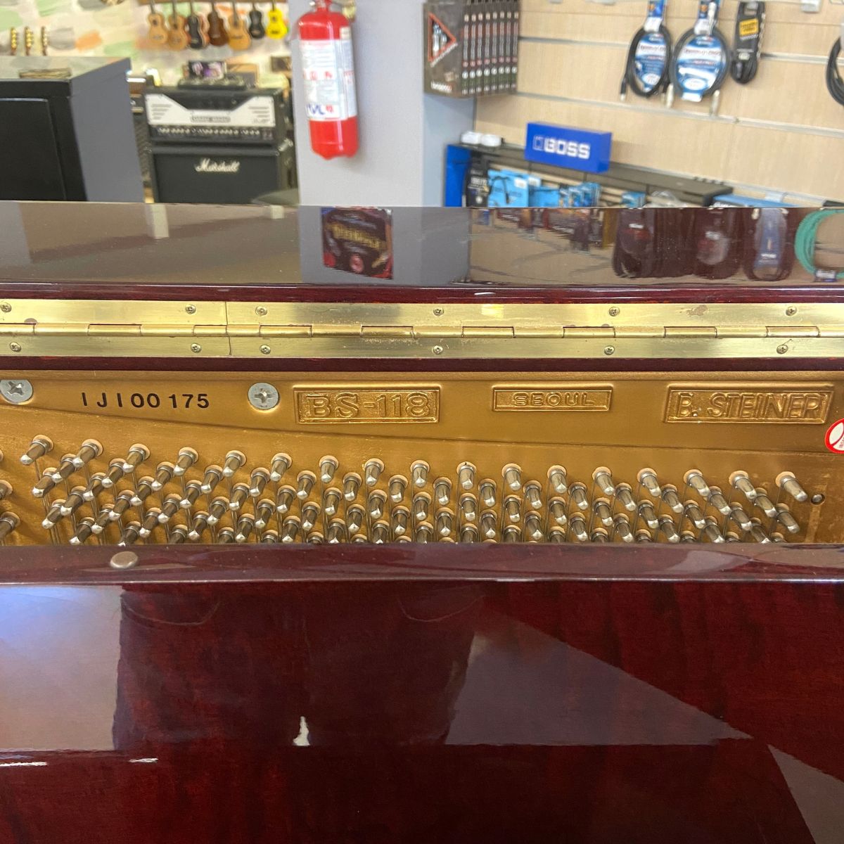 pianoforte acustico verticale Steiner BS118 usato vista seriale