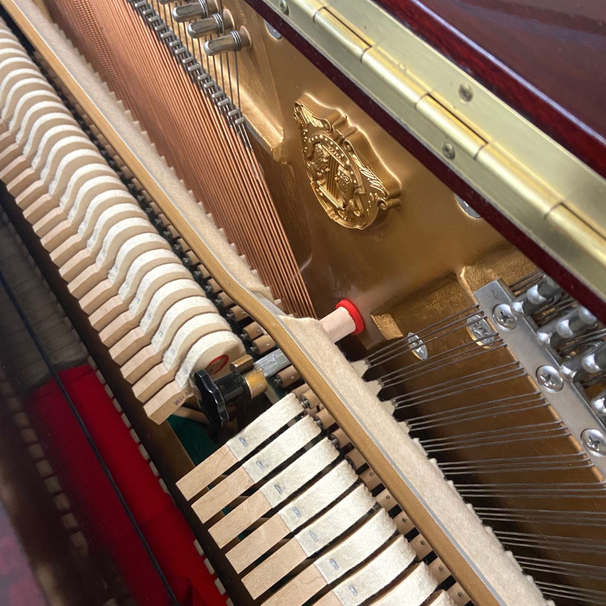 pianoforte acustico verticale Steiner BS118 usato vista martelletti