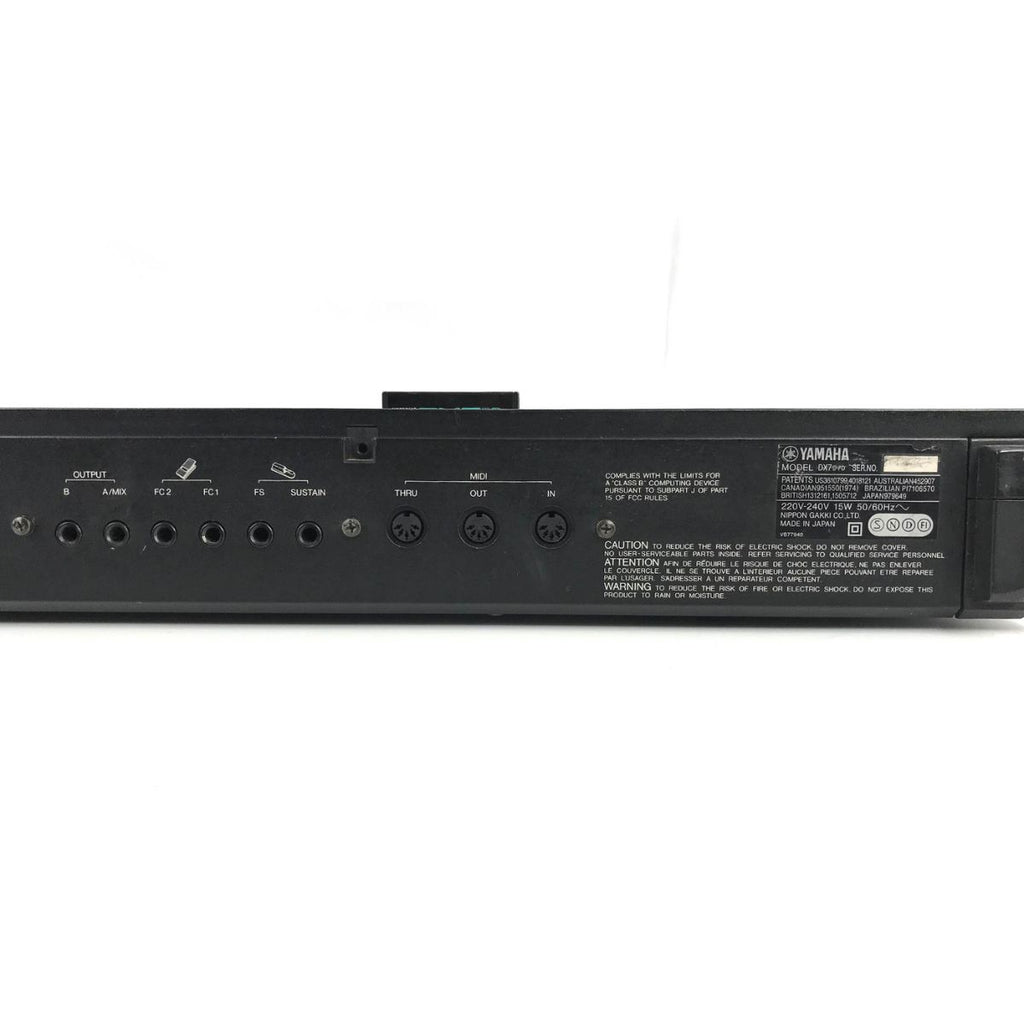 sintetizzatore a tastiera leggendario yamaha dx7 II FD usato vista delle connessioni