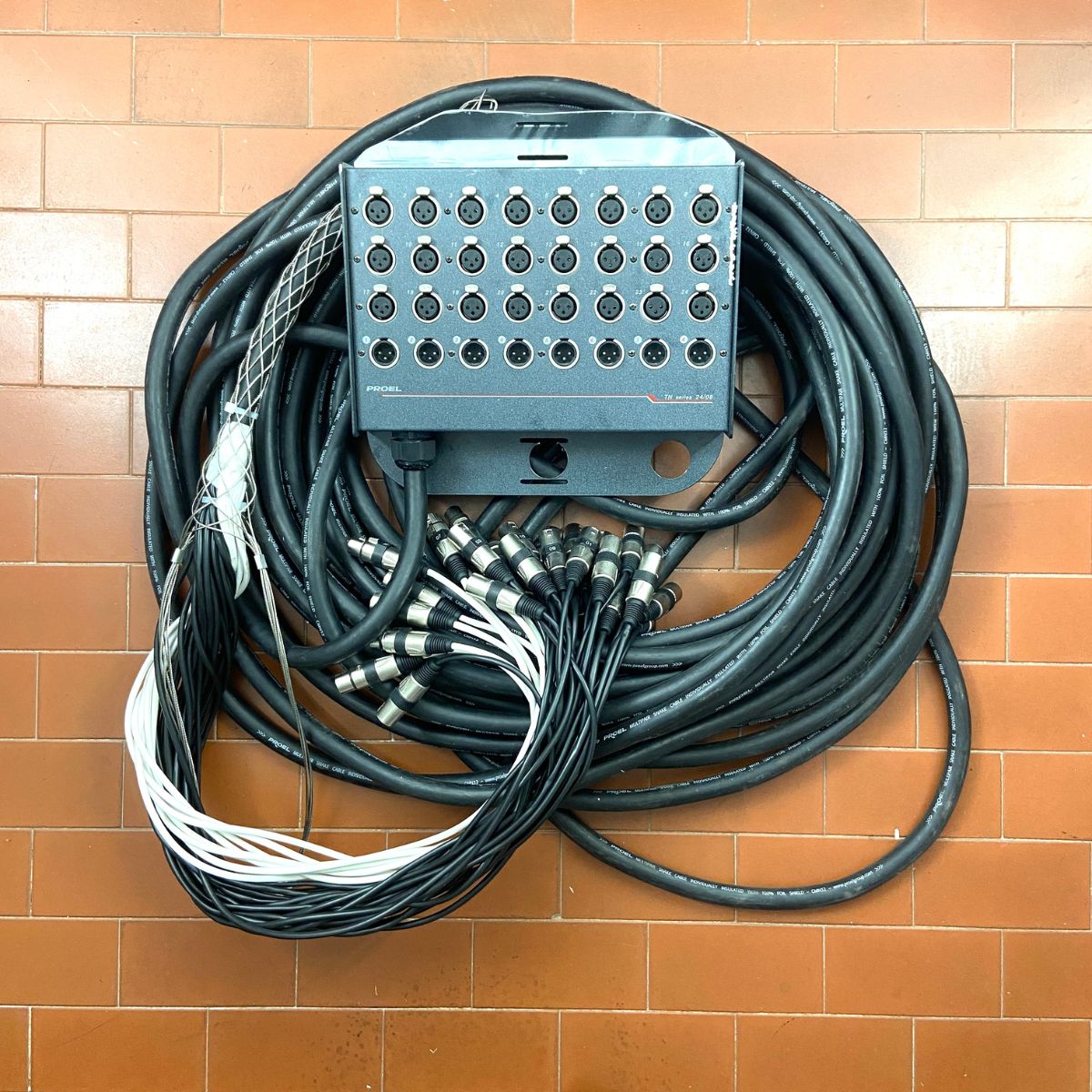 stagebox proel TN208 con 24 ingressi e 8 uscite con cavo da 20 mt usata vista frontale