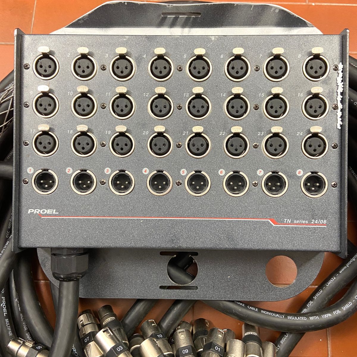 stagebox proel TN208 con 24 ingressi e 8 uscite con cavo da 20 mt usata vista delle connessioni