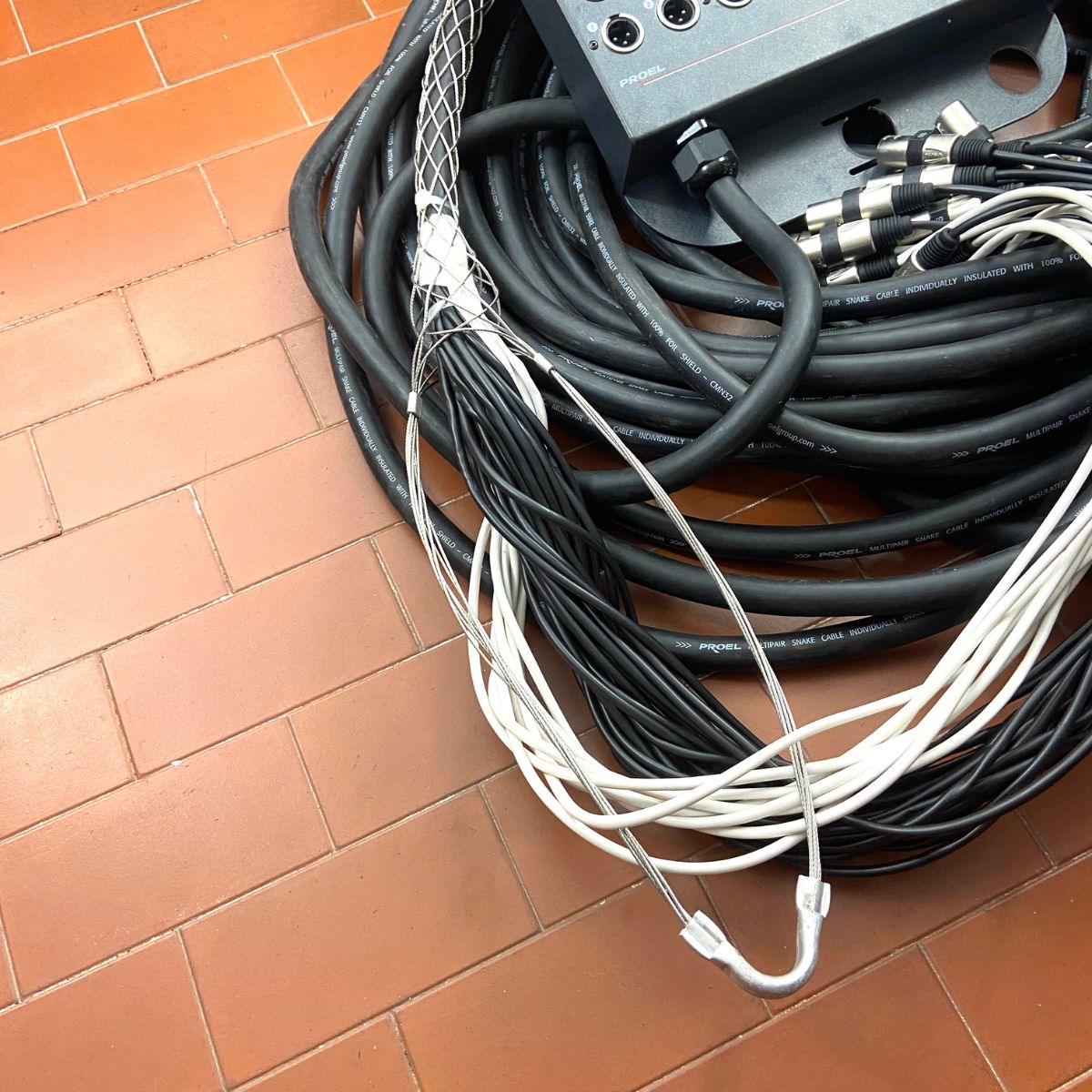 stagebox proel TN208 con 24 ingressi e 8 uscite con cavo da 20 mt usata vista del cavo rinforzato