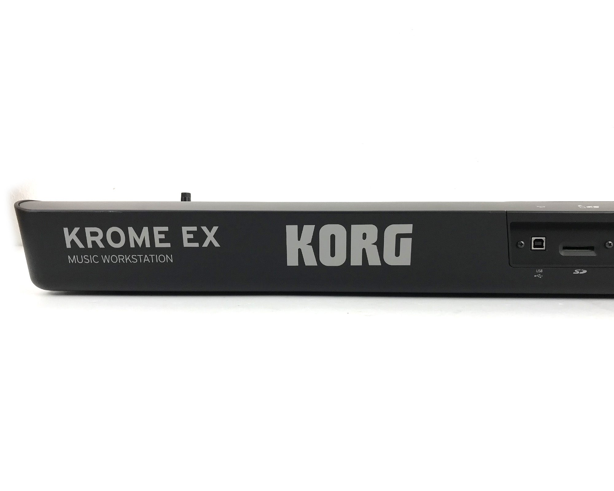 tastiera workstation korg krome ex 61 usata vista del logo korg e modello